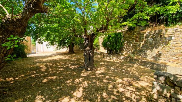 A vendre à 6 km d'Uzès, authentique maison de village avec dépendances et jardin