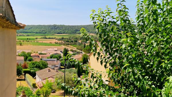 A vendre à 6 km d'Uzès, authentique maison de village avec dépendances et jardin