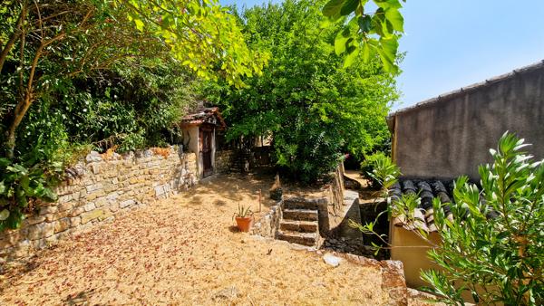 A vendre à 6 km d'Uzès, authentique maison de village avec dépendances et jardin