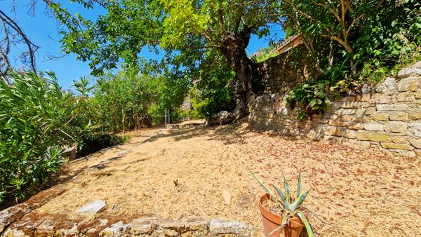 A vendre à 6 km d'Uzès, authentique maison de village avec dépendances et jardin