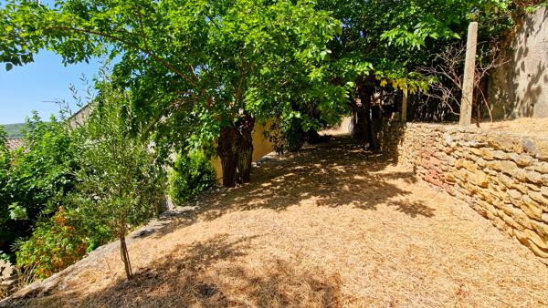 A vendre à 6 km d'Uzès, authentique maison de village avec dépendances et jardin