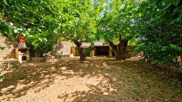 A vendre à 6 km d'Uzès, authentique maison de village avec dépendances et jardin