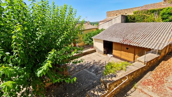 A vendre à 6 km d'Uzès, authentique maison de village avec dépendances et jardin