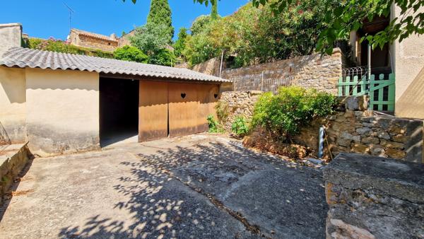 A vendre à 6 km d'Uzès, authentique maison de village avec dépendances et jardin