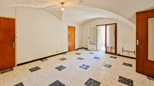 A vendre à 6 km d'Uzès, authentique maison de village avec dépendances et jardin