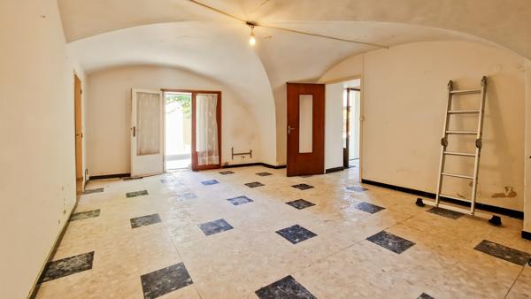 A vendre à 6 km d'Uzès, authentique maison de village avec dépendances et jardin