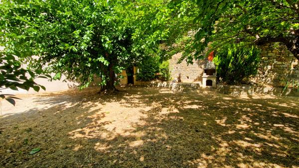 A vendre à 6 km d'Uzès, authentique maison de village avec dépendances et jardin