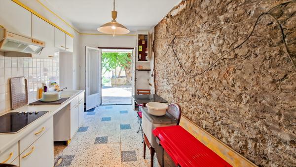 A vendre à 6 km d'Uzès, authentique maison de village avec dépendances et jardin