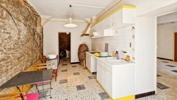 A vendre à 6 km d'Uzès, authentique maison de village avec dépendances et jardin
