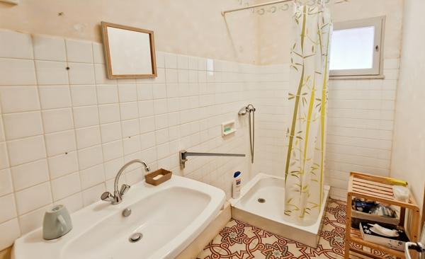 A vendre à 6 km d'Uzès, authentique maison de village avec dépendances et jardin