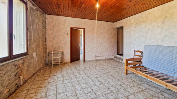 A vendre à 6 km d'Uzès, authentique maison de village avec dépendances et jardin