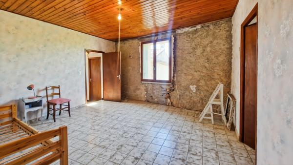 A vendre à 6 km d'Uzès, authentique maison de village avec dépendances et jardin