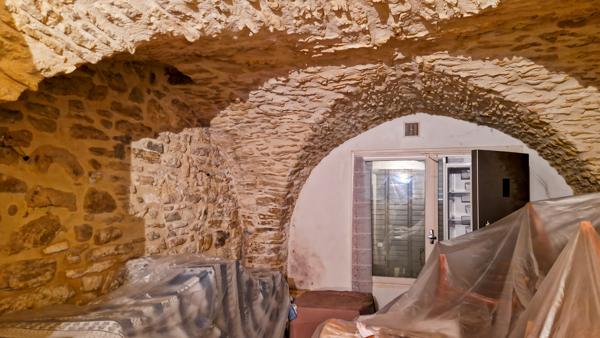A vendre à 6 km d'Uzès, authentique maison de village avec dépendances et jardin
