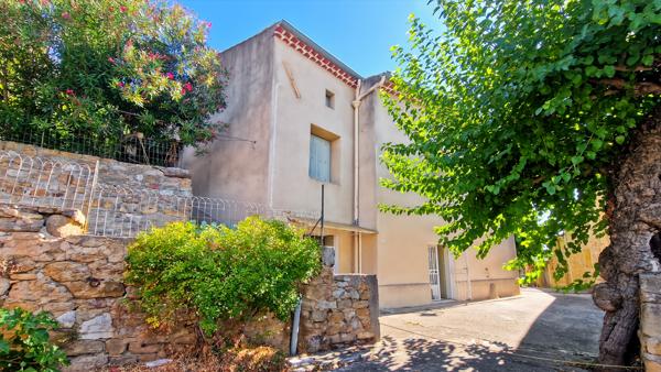 A vendre à 6 km d'Uzès, authentique maison de village avec dépendances et jardin
