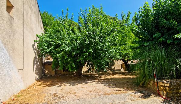 A vendre à 6 km d'Uzès, authentique maison de village avec dépendances et jardin