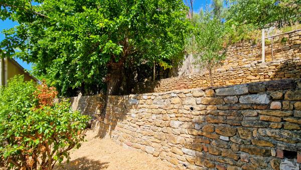 A vendre à 6 km d'Uzès, authentique maison de village avec dépendances et jardin