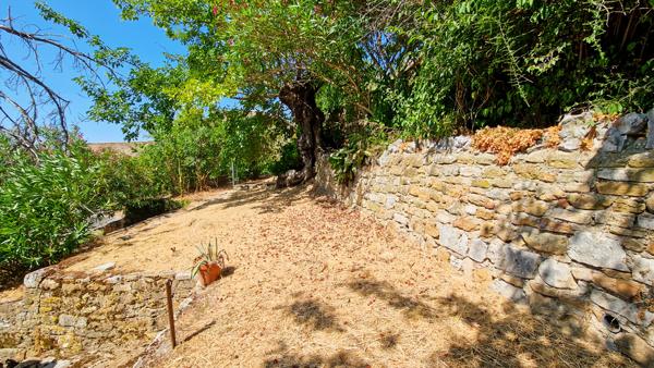 A vendre à 6 km d'Uzès, authentique maison de village avec dépendances et jardin