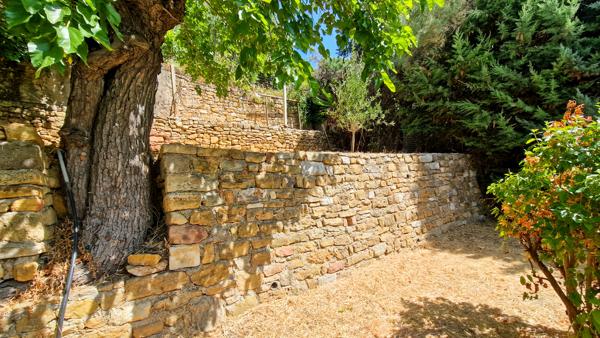 A vendre à 6 km d'Uzès, authentique maison de village avec dépendances et jardin
