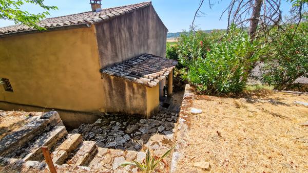 A vendre à 6 km d'Uzès, authentique maison de village avec dépendances et jardin