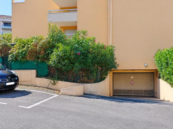 GARAGE FERMÉ / RÉSIDENCE SÉCURISÉE / PROCHE CENTRE-VILLE DE VENCE