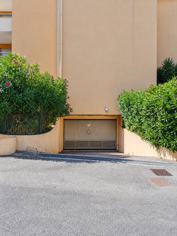 GARAGE FERMÉ / RÉSIDENCE SÉCURISÉE / PROCHE CENTRE-VILLE DE VENCE