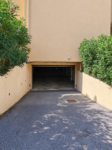 GARAGE FERMÉ / RÉSIDENCE SÉCURISÉE / PROCHE CENTRE-VILLE DE VENCE