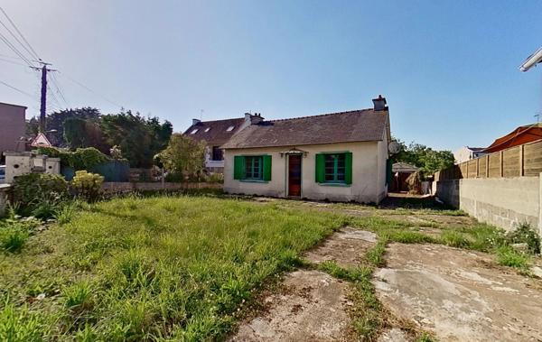 Dpt Côtes-d’Armor (22), à vendre PAIMPOL – Secteur Lanvignec – Maison à reprendre – 65 m² de plain-pied – T3 – 2 chambres – Combles 56 m² - Terrain 634m² -2 dépendances – Centre et port proches
