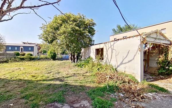 Dpt Côtes-d’Armor (22), à vendre PAIMPOL – Secteur Lanvignec – Maison à reprendre – 65 m² de plain-pied – T3 – 2 chambres – Combles 56 m² - Terrain 634m² -2 dépendances – Centre et port proches
