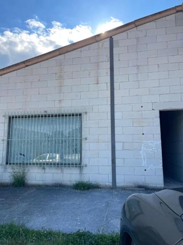 CAUMONT SUR DURANCE - CAVAILLON - AVIGNON - HANGAR DE 224 M² AU SOL A VENDRE AVEC COUR DE 68 M²