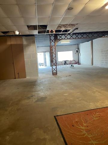 CAUMONT SUR DURANCE - CAVAILLON - AVIGNON - HANGAR DE 224 M² AU SOL A VENDRE AVEC COUR DE 68 M²