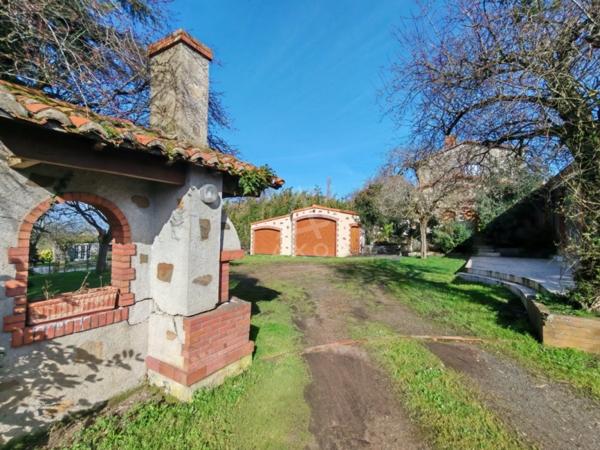 LE LOROUX-BOTTEREAU, ensemble de propriété maison + gîte + garages + terrain 2000m2 avec étang