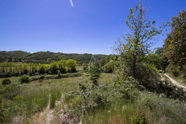 ALLEMAGNE EN PROVENCE - TERRAIN CONSTRUCTIBLE - 1900M² - PISCINABLE-EXPOSÉ SUD EST - NON VIABILISÉ - 130 000 