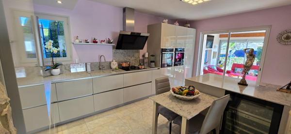 VILLA de charme avec T2 indépendant et piscine