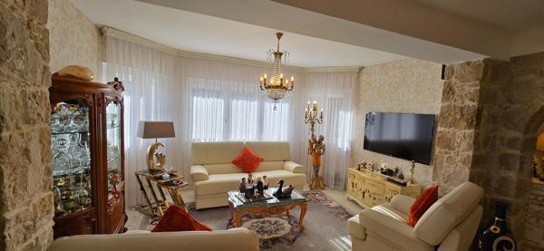 VILLA de charme avec T2 indépendant et piscine