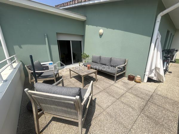 Découvrez ce magnifique appartement en plein cœur du centre-ville d’Agen, offrant une grande terrasse pour profiter des beaux jours. 
L’appartement, très bien équipé, se compose d une entrée avec placards, d une belle pièce de vie lumineuse donnant sur la terrasse, de deux chambres spacieuses, dont l’une dispose de sa propre salle d’eau. Une salle de bain supplémentaire complète le tout. Wc indépendants.
Vous apprécierez l’emplacement idéal aux belles prestations : climatisation, ascenseur, place de parking.
Ne manquez pas cette opportunité rare, contactez-moi dès aujourd’hui pour une visite !