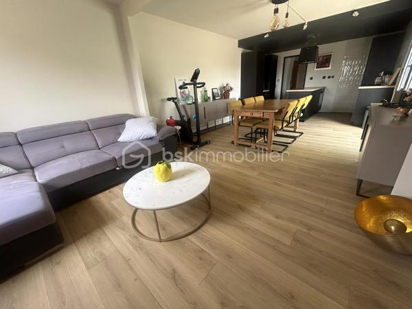 Découvrez ce magnifique appartement en plein cœur du centre-ville d’Agen, offrant une grande terrasse pour profiter des beaux jours. 
L’appartement, très bien équipé, se compose d une entrée avec placards, d une belle pièce de vie lumineuse donnant sur la terrasse, de deux chambres spacieuses, dont l’une dispose de sa propre salle d’eau. Une salle de bain supplémentaire complète le tout. Wc indépendants.
Vous apprécierez l’emplacement idéal aux belles prestations : climatisation, ascenseur, place de parking.
Ne manquez pas cette opportunité rare, contactez-moi dès aujourd’hui pour une visite !