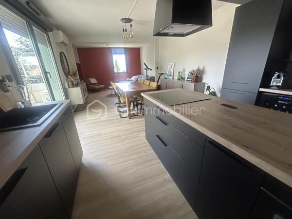 Découvrez ce magnifique appartement en plein cœur du centre-ville d’Agen, offrant une grande terrasse pour profiter des beaux jours. 
L’appartement, très bien équipé, se compose d une entrée avec placards, d une belle pièce de vie lumineuse donnant sur la terrasse, de deux chambres spacieuses, dont l’une dispose de sa propre salle d’eau. Une salle de bain supplémentaire complète le tout. Wc indépendants.
Vous apprécierez l’emplacement idéal aux belles prestations : climatisation, ascenseur, place de parking.
Ne manquez pas cette opportunité rare, contactez-moi dès aujourd’hui pour une visite !