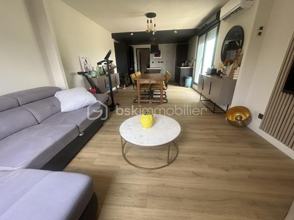 Découvrez ce magnifique appartement en plein cœur du centre-ville d’Agen, offrant une grande terrasse pour profiter des beaux jours. 
L’appartement, très bien équipé, se compose d une entrée avec placards, d une belle pièce de vie lumineuse donnant sur la terrasse, de deux chambres spacieuses, dont l’une dispose de sa propre salle d’eau. Une salle de bain supplémentaire complète le tout. Wc indépendants.
Vous apprécierez l’emplacement idéal aux belles prestations : climatisation, ascenseur, place de parking.
Ne manquez pas cette opportunité rare, contactez-moi dès aujourd’hui pour une visite !