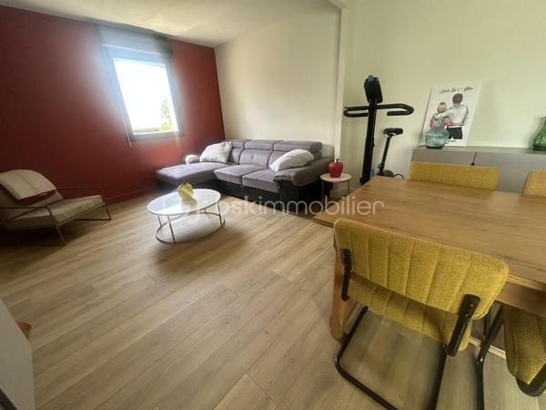 Découvrez ce magnifique appartement en plein cœur du centre-ville d’Agen, offrant une grande terrasse pour profiter des beaux jours. 
L’appartement, très bien équipé, se compose d une entrée avec placards, d une belle pièce de vie lumineuse donnant sur la terrasse, de deux chambres spacieuses, dont l’une dispose de sa propre salle d’eau. Une salle de bain supplémentaire complète le tout. Wc indépendants.
Vous apprécierez l’emplacement idéal aux belles prestations : climatisation, ascenseur, place de parking.
Ne manquez pas cette opportunité rare, contactez-moi dès aujourd’hui pour une visite !