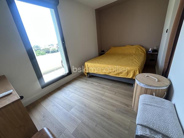 Découvrez ce magnifique appartement en plein cœur du centre-ville d’Agen, offrant une grande terrasse pour profiter des beaux jours. 
L’appartement, très bien équipé, se compose d une entrée avec placards, d une belle pièce de vie lumineuse donnant sur la terrasse, de deux chambres spacieuses, dont l’une dispose de sa propre salle d’eau. Une salle de bain supplémentaire complète le tout. Wc indépendants.
Vous apprécierez l’emplacement idéal aux belles prestations : climatisation, ascenseur, place de parking.
Ne manquez pas cette opportunité rare, contactez-moi dès aujourd’hui pour une visite !