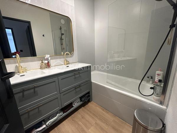 Découvrez ce magnifique appartement en plein cœur du centre-ville d’Agen, offrant une grande terrasse pour profiter des beaux jours. 
L’appartement, très bien équipé, se compose d une entrée avec placards, d une belle pièce de vie lumineuse donnant sur la terrasse, de deux chambres spacieuses, dont l’une dispose de sa propre salle d’eau. Une salle de bain supplémentaire complète le tout. Wc indépendants.
Vous apprécierez l’emplacement idéal aux belles prestations : climatisation, ascenseur, place de parking.
Ne manquez pas cette opportunité rare, contactez-moi dès aujourd’hui pour une visite !