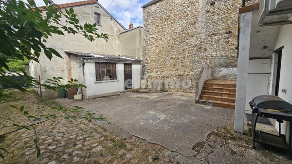 Centre-ville de Septeuil : Maison de ville avec jardin et stationnement, à rénover