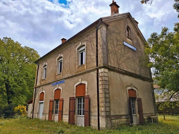 Ancienne gare aménagée - 360 m² à fort potentiel avec 9134 m² de terrain!
