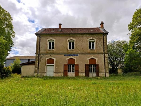 Ancienne gare aménagée - 360 m² à fort potentiel avec 9134 m² de terrain!