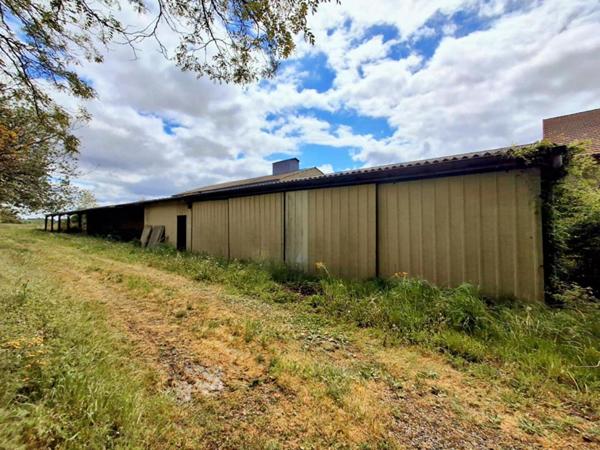 Ancienne gare aménagée - 360 m² à fort potentiel avec 9134 m² de terrain!