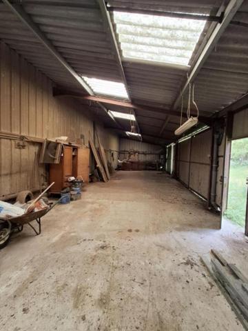 Ancienne gare aménagée - 360 m² à fort potentiel avec 9134 m² de terrain!