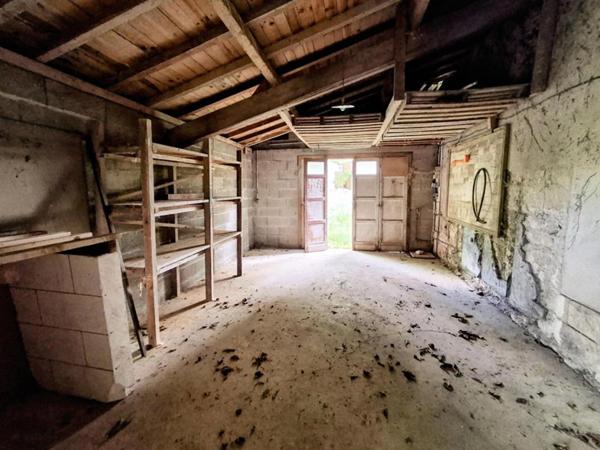 Ancienne gare aménagée - 360 m² à fort potentiel avec 9134 m² de terrain!