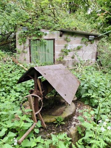 Ancienne gare aménagée - 360 m² à fort potentiel avec 9134 m² de terrain!