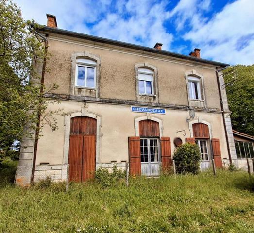 Ancienne gare aménagée - 360 m² à fort potentiel avec 9134 m² de terrain!
