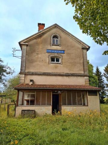 Ancienne gare aménagée - 360 m² à fort potentiel avec 9134 m² de terrain!